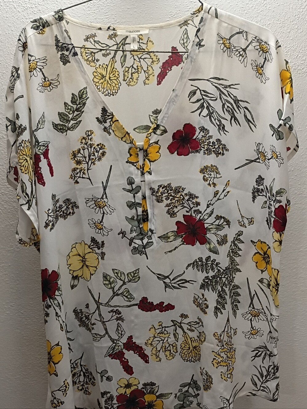 Maurices White Floral Short Sleeve Blouse with Hook & Eye V-Neck - L